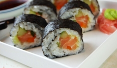 Sushi maki z łososiem