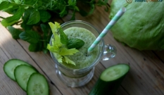 Zielony koktajl z ogórka, sałaty i selera naciowego 